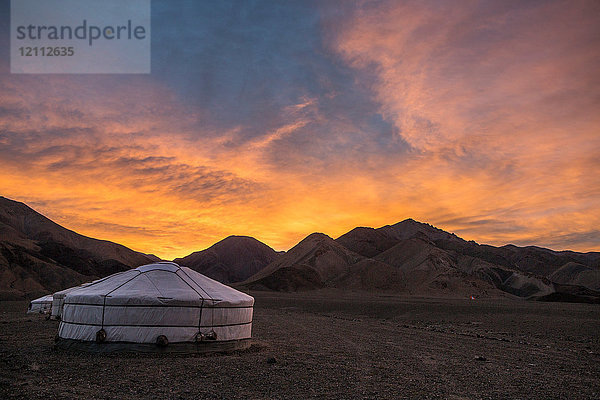 Landschaftliche Ansicht von Jurten im Altai-Gebirge bei Sonnenaufgang  Khovd  Mongolei