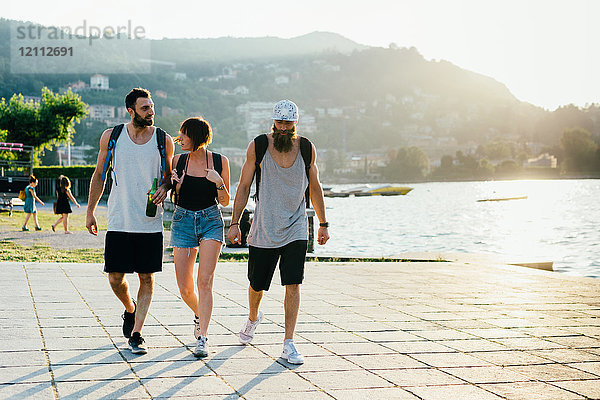 Drei junge Hipster-Freunde beim Spaziergang am Wasser  Comer See  Lombardei  Italien