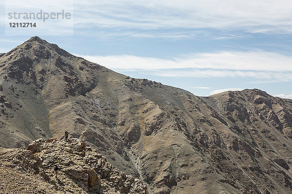 Fernblick eines Bergsteigers auf dem Gipfel eines schroffen Berges  Altai-Gebirge  Khovd  Mongolei