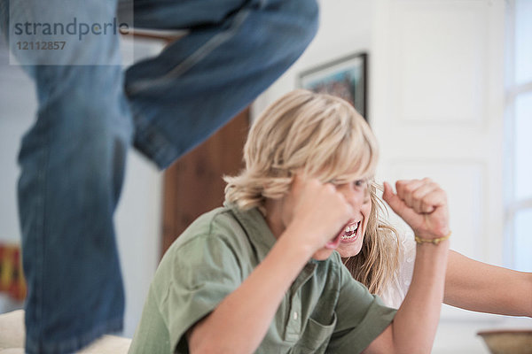 Jungen  die vor Freude springen und feiern