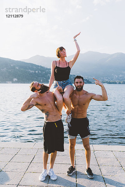 Porträt von drei jungen Hipstern  die am Comer See posieren  Como  Lombardei  Italien