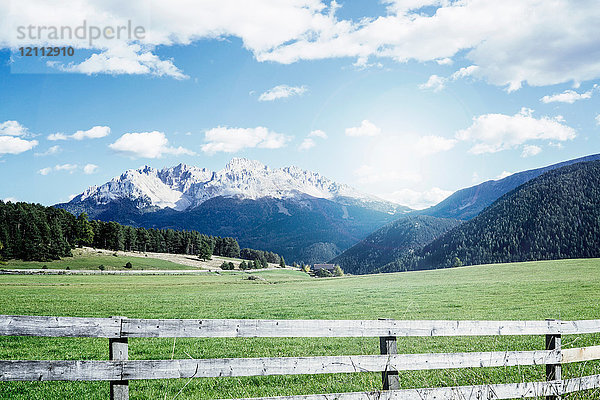 Panoramablick auf schneebedeckte Berge  Nova Ponente  Trentino-Südtirol  Italien  Europa