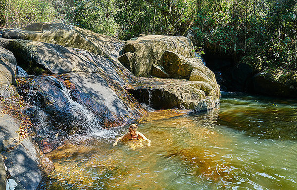 Frau schwimmt im Pool bei den Felsen  Florianopolis  Santa Catarina  Brasilien  Südamerika