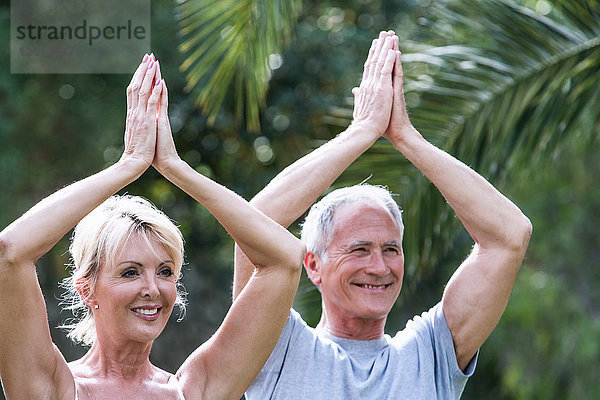 Paar  Hände zusammen  Arme in Yogastellung erhoben