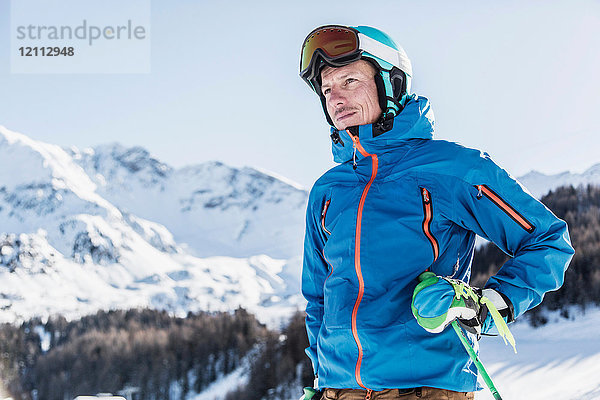 Porträt eines Skifahrers auf dem Berg  Blick auf Ansicht