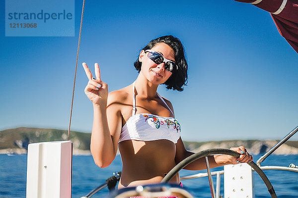 Frau im Bikini-Steuerboot  Koralat  Zagrebacka  Kroatien