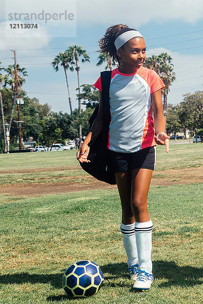 Teenager-Schülerin Fußballspielerin auf Schulsportplatz