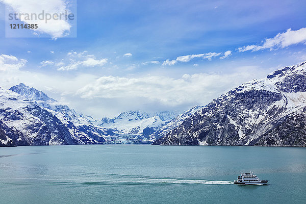 Tourboot fährt am Johns Hopkins Glacier im Glacier Bay National Park and Preserve vorbei; Alaska  Vereinigte Staaten von Amerika