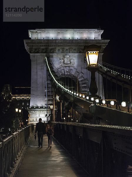 Die Szechenyi Kettenbrücke bei Nacht  eine Hängebrücke über die Donau; Budapest  Budapest  Ungarn