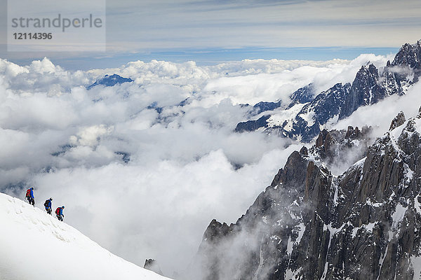 Bergsteiger beim Abstieg von der Aiguille du midi  umgeben von den Gipfeln der französischen Alpen; Chamonix-Mont-Blanc  Haute-Savoie  Frankreich
