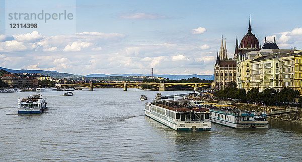 Boote und die Uferpromenade der Donau und das ungarische Parlament; Budapest  Budapest  Ungarn