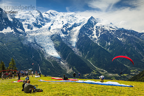 Ein Gleitschirmflieger springt vom Plan Praz  Aiguilles Rouges  mit dem Mont Blanc im Hintergrund ab; Chamonix-Mont-Blanc  Haute-Savoie  Frankreich