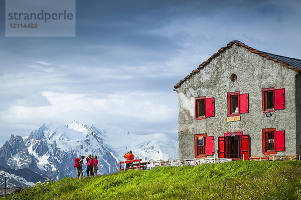 Wanderer mit Blick auf den Mont Blanc vom Refuge du Col de Balme an der schweizerisch-französischen Grenze  Alpen; Frankreich