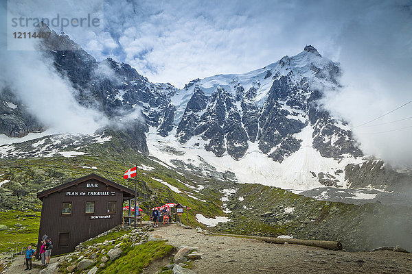 Das Chalet am Plan de l'Aiguille und der Gipfel der Aiguille du Midi im Nebel; Chamonix-Mont-Blanc  Haute-Savoie  Frankreich