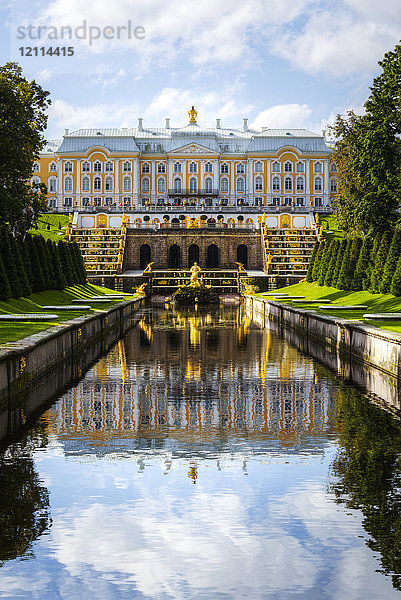 Schloss Peterhof vom Seekanal aus gesehen; Petergof  Sankt Petersburg  Russland