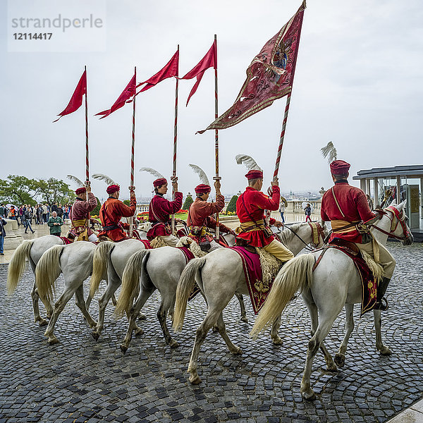 Rot gekleidete Reiter mit Fahnen an der Budaer Burg im Budaer Burgviertel; Budapest  Budapest  Ungarn