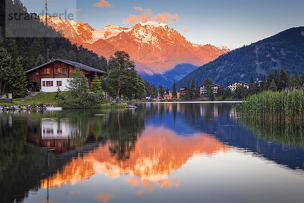 Pastellfarbener Sonnenuntergang auf den Bergen  die sich im Champex-See spiegeln; Champex  Wallis  Schweiz