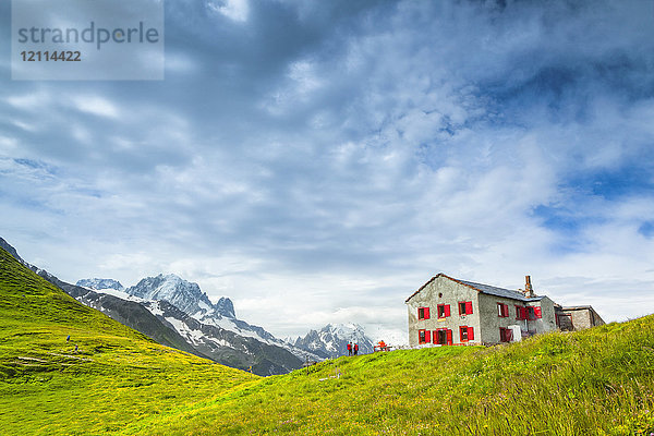 Ein charmantes Refuge du Col de Balme steht auf dem Col de Balme mit Blick auf die Mont-Blanc-Kette an der Grenze zwischen der Schweiz und Frankreich; Frankreich