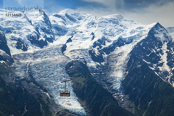 Nahaufnahme des Mont Blanc und der Brevent-Seilbahn unter blauem Himmel; Chamonix-Mont-Blanc  Haute-Savoie  Frankreich