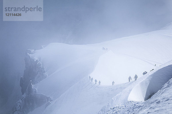 Bergsteiger sind auf dem Weg zum Mont Blanc im Nebel  gesehen von der Aiguille du midi; Chamonix-Mont-Blanc  Haute-Savoie  Frankreich