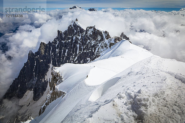 Bergsteiger beim Abstieg von der Aiguille du midi  im Hintergrund der Gipfel der Aiguille du Plan; Chamonix-Mont-Blanc  Haute-Savoie  Frankreich