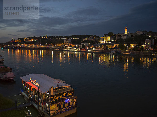 Stadtbild von Belgrad mit nächtlichen Lichtern entlang der Donau; Belgrad  Vojvodina  Serbien