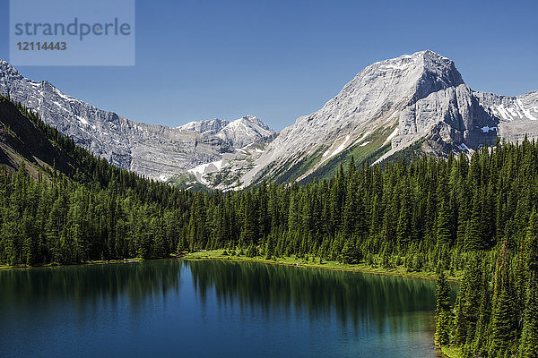 Farbenfroher Alpensee umgeben von Bergen und blauem Himmel  Spray Lake Provincial Park; Kananaskis Country  Alberta  Kanada