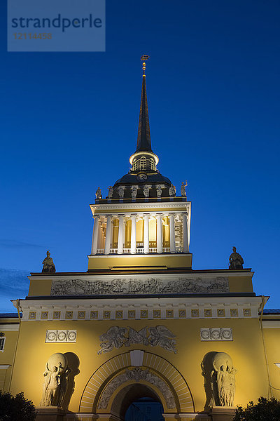 Das beleuchtete Admiralitätsgebäude in der Abenddämmerung; Sankt Petersburg  Russland