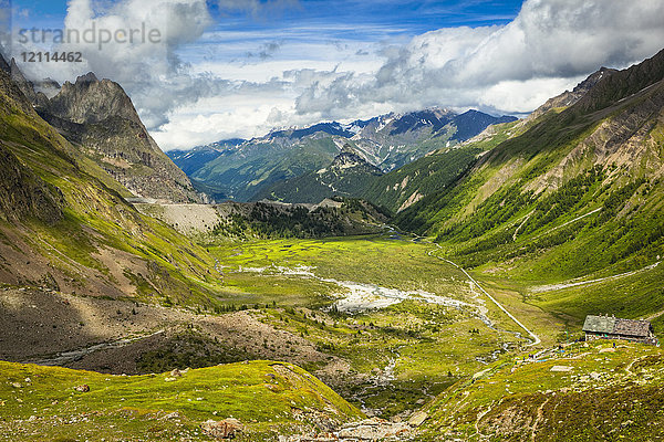 Blick auf die Elisabetta-Hütte und den Combal-See  Vinschgau  Alpen  Aostatal; Italien