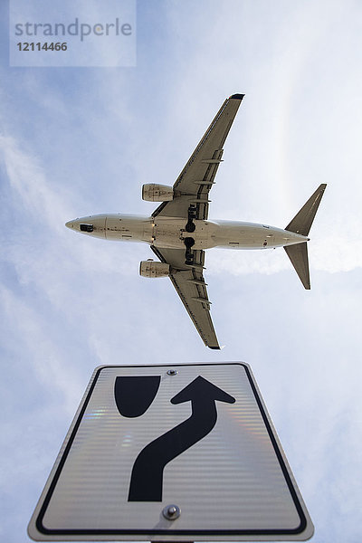 Boeing 737-7CT Flugzeug im Endanflug überfliegt ein Straßenschild  Mississauga  Ontario  Kanada