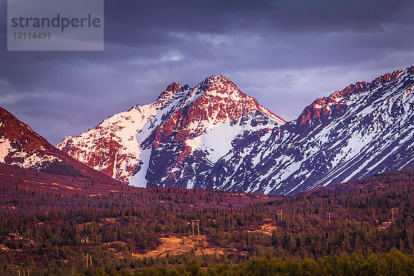 Sonnenuntergang leuchtet auf Ptarmigan Peak in Chugach Mountains  Süd-Zentral-Alaska im Frühling; Alaska  Vereinigte Staaten von Amerika