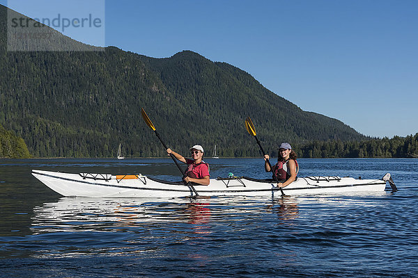 Kajakfahren im Clayoquot Sound  Vancouver Island; Tofino  British Columbia  Kanada