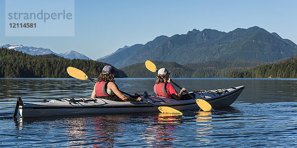 Kajakfahren im Clayoquot Sound  Vancouver Island; Tofino  British Columbia  Kanada