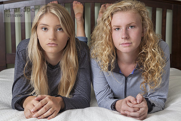 Zwei Teenager-Mädchen mit blondem Haar liegen auf einem Bett und posieren für die Kamera; Connecticut  Vereinigte Staaten von Amerika