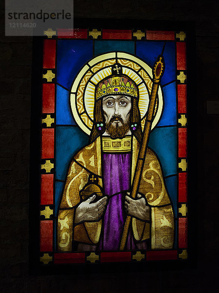Glasfenster einer religiösen Figur in der St. Stephansbasilika; Budapest  Budapest  Ungarn