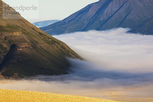 Morgennebel bedeckt das untere Tal der Zehntausend Rauche im Katmai National Park; Alaska  Vereinigte Staaten von Amerika