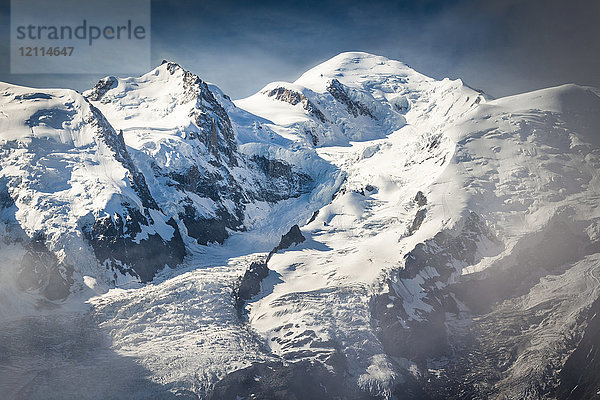 Mont Blanc mit Nebel unter blauem Himmel; Chamonix-Mont-Blanc  Haute-Savoie  Frankreich