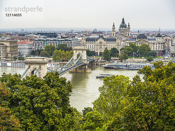 Boote auf der Donau und Stadtbild von Budapest; Budapest  Budapest  Ungarn