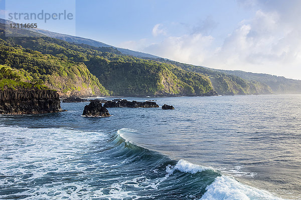 Die zerklüftete Kipahulu-Küste; Maui  Hawaii  Vereinigte Staaten von Amerika