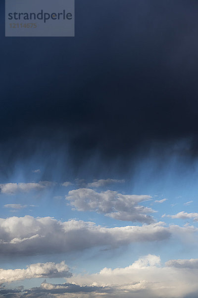 Sturmwolken  die im Vordergrund Regen fallen lassen  mit blauem Himmel und Wolken in der Ferne; Idaho  Vereinigte Staaten von Amerika