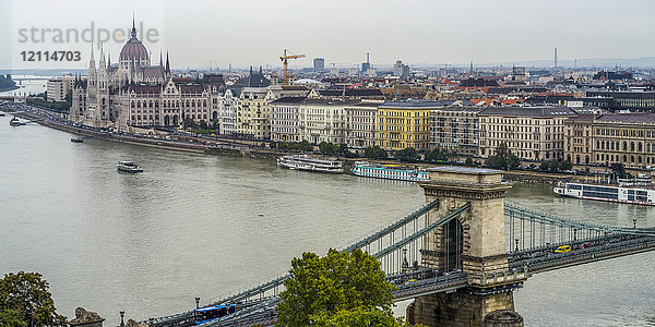 Stadtbild von Budapest und Buda  der alten Hauptstadt  entlang der Donau mit einer Brücke; Budapest  Budapest  Ungarn