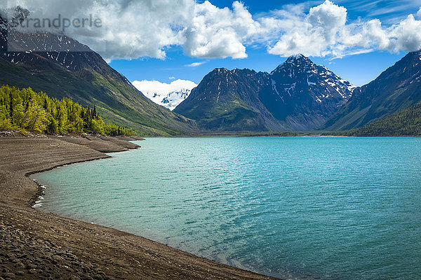 Landschaftlicher Blick auf den Eklutna Lake  Chugach State Park im Sommer  Süd-Zentral-Alaska; Alaska  Vereinigte Staaten von Amerika