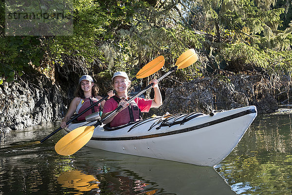 Kajakfahren im Clayoquot Sound  Vancouver Island; Tofino  British Columbia  Kanada