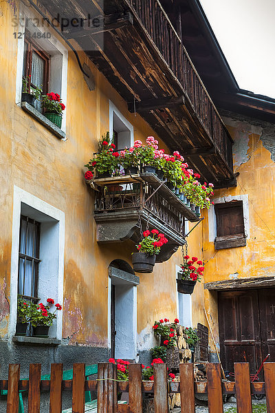 Historisches Gebäude mit Blumentöpfen  Dolonne  in der Nähe von Courmayeur; Aosta-Tal  Italien