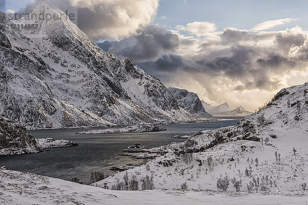 Schroffe  schneebedeckte Berge entlang der Küste Norwegens; Nordland  Norwegen