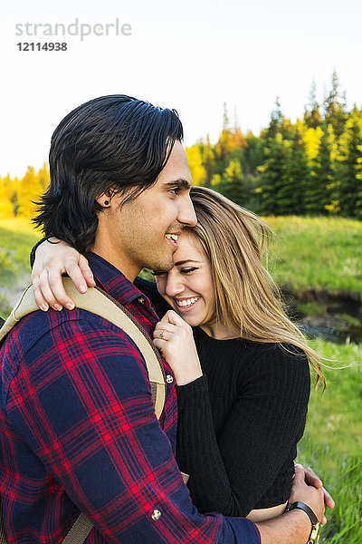 Junges Paar  das sich bei einer Herbstwanderung in einem Park in die Arme fällt; Edmonton  Alberta  Kanada