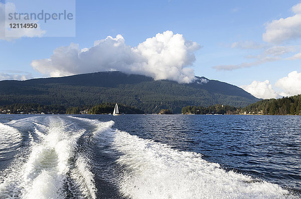 Blick zurück auf die Bergkette und die Stadt  während das Boot weiter in die Deep Cove und den Park am Indian Arm fährt  ein beliebter Tagesausflug für Einwohner und Touristen von Vancouver; Vancouver  British Columbia  Kanada