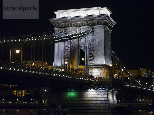 Szechenyi Kettenbrücke bei Nacht beleuchtet; Budapest  Budapest  Ungarn