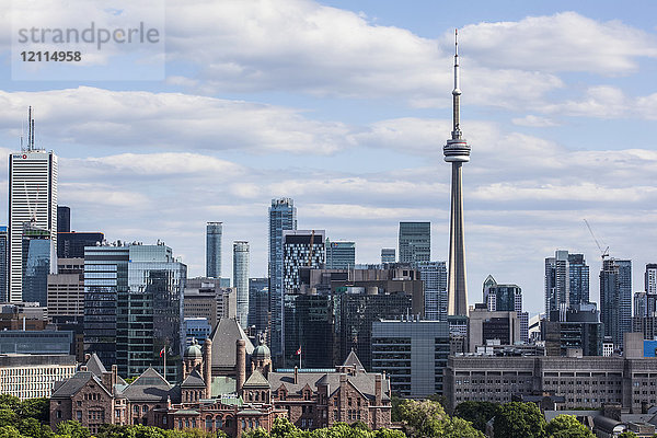 Skyline des Stadtzentrums von Toronto mit Wolkenkratzern im Geschäftsviertel und dem CN Tower