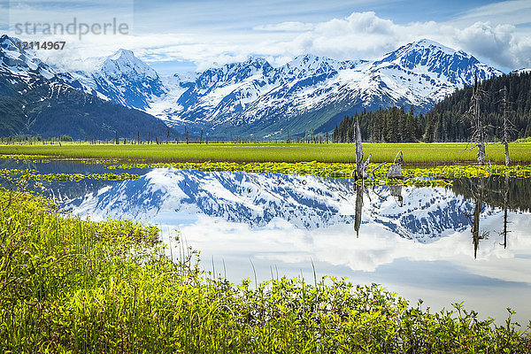 Spiegelung der Chugach Mountains in einem ruhigen See; Alaska  Vereinigte Staaten von Amerika